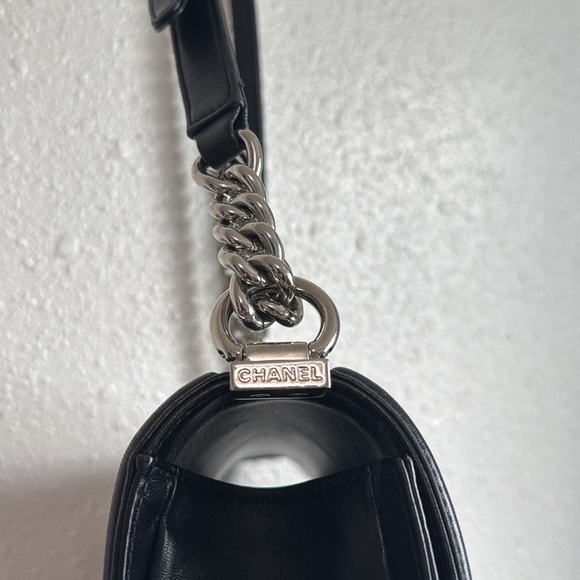 ❌SOLD❌ CHANEL Limited Edition Boy Flap Bag Chevron Lambskin Holographic Medium - Picture 14 of 16